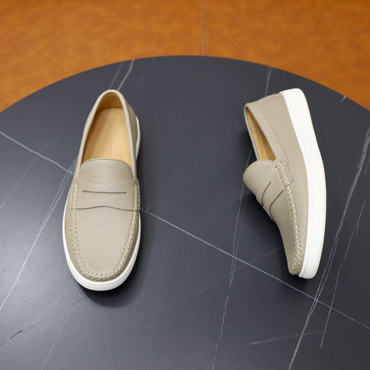 Men's shoes: 480💰BOTTEG* VENET* - high-end boutique Size: 38-44 (45 customized) BV new product, calfskin surface, water-dyed cowhide lining, classic style and contemporary fashion temperament harmoniously blend, rubber soles are light and flexible, water-dyed cowhide lining!
